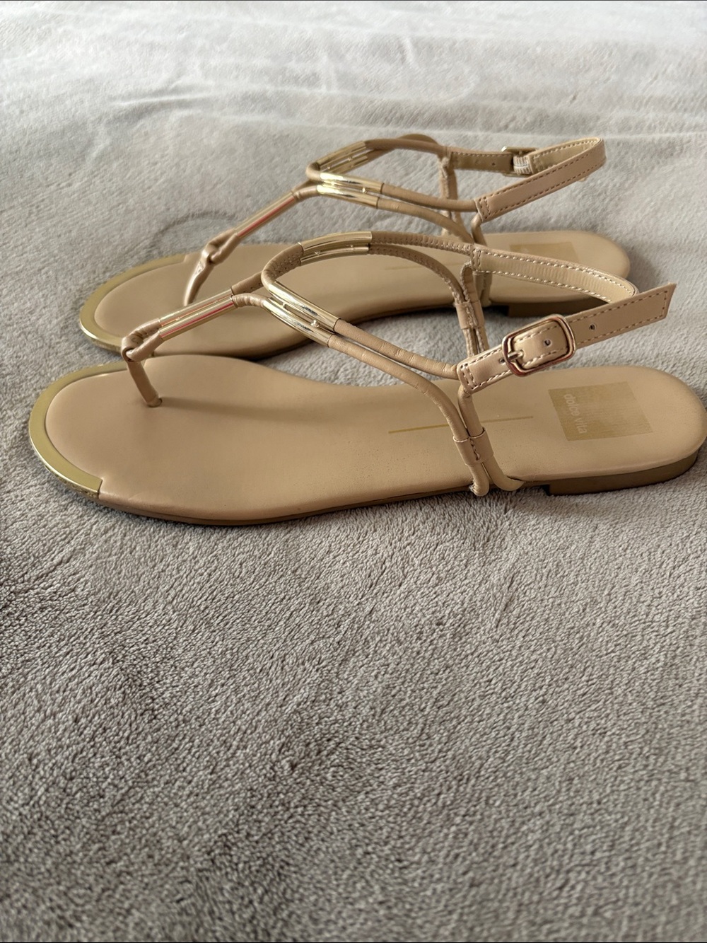 Dolce Vita Nude Neutral T-Strap Flat Sandals with Gold Metallic Accents size 9 - Picture 3 of 9
